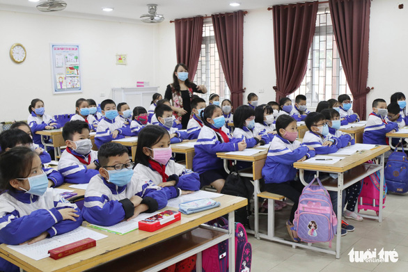 Students wear face masks while attending a class at a primary school in the north-central province of Nghe An on February 5, 2020. Photo: Doan Hoa / Tuoi Tre