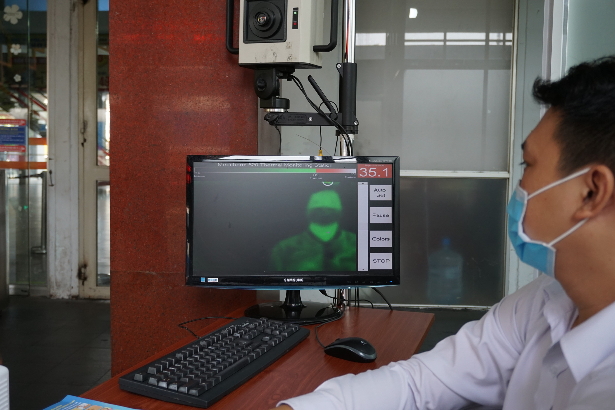 A medical staff member operates a machine to monitor body temperature of train passengers at Saigon Railway Station in District 3, Ho Chi Minh City. Photo: Duc Phu / Tuoi Tre