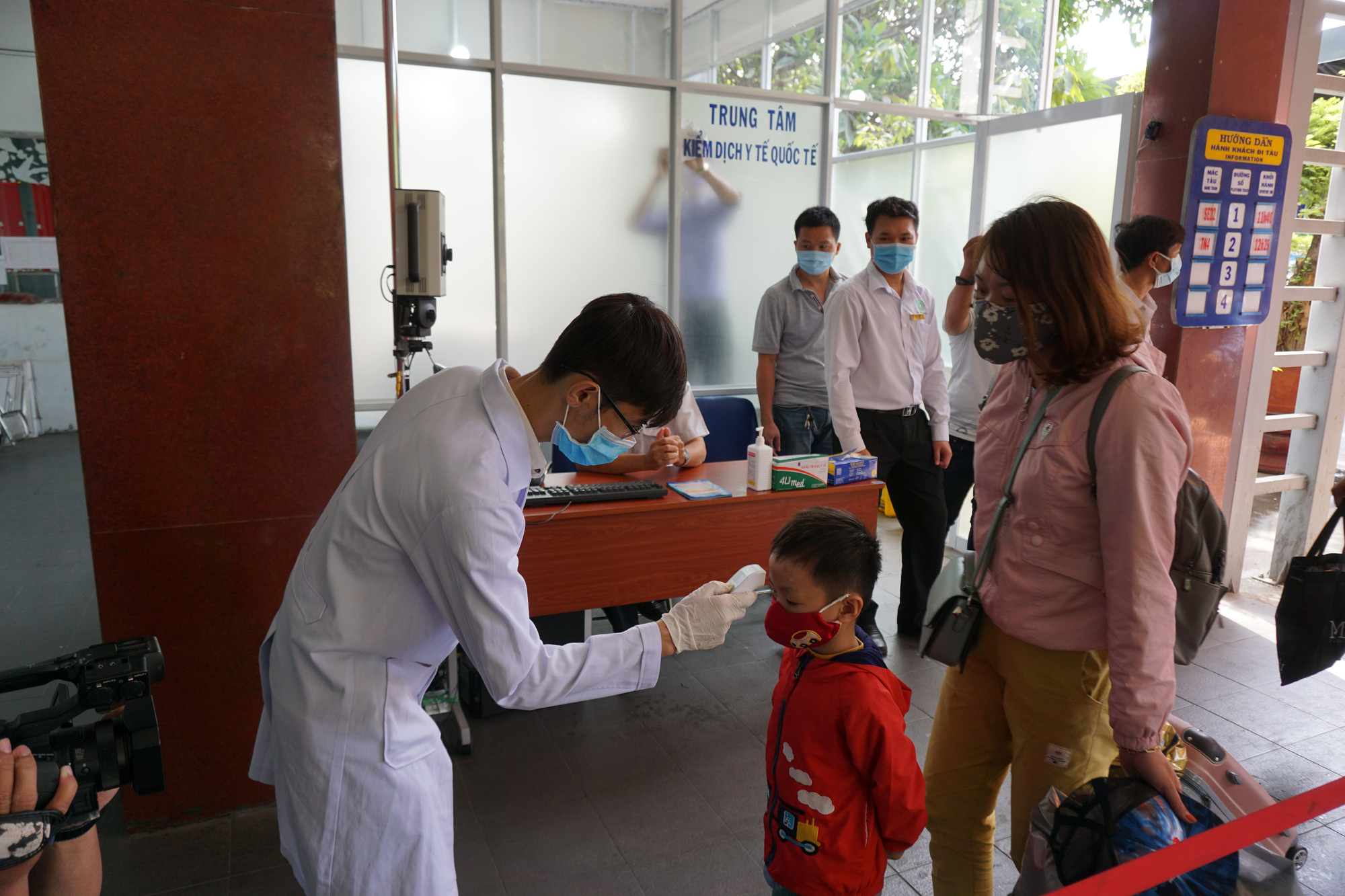 Passengers have their body temperatures measured at the Saigon Railway Station in District 3, Ho Chi Minh City. Photo: Duc Phu / Tuoi Tre