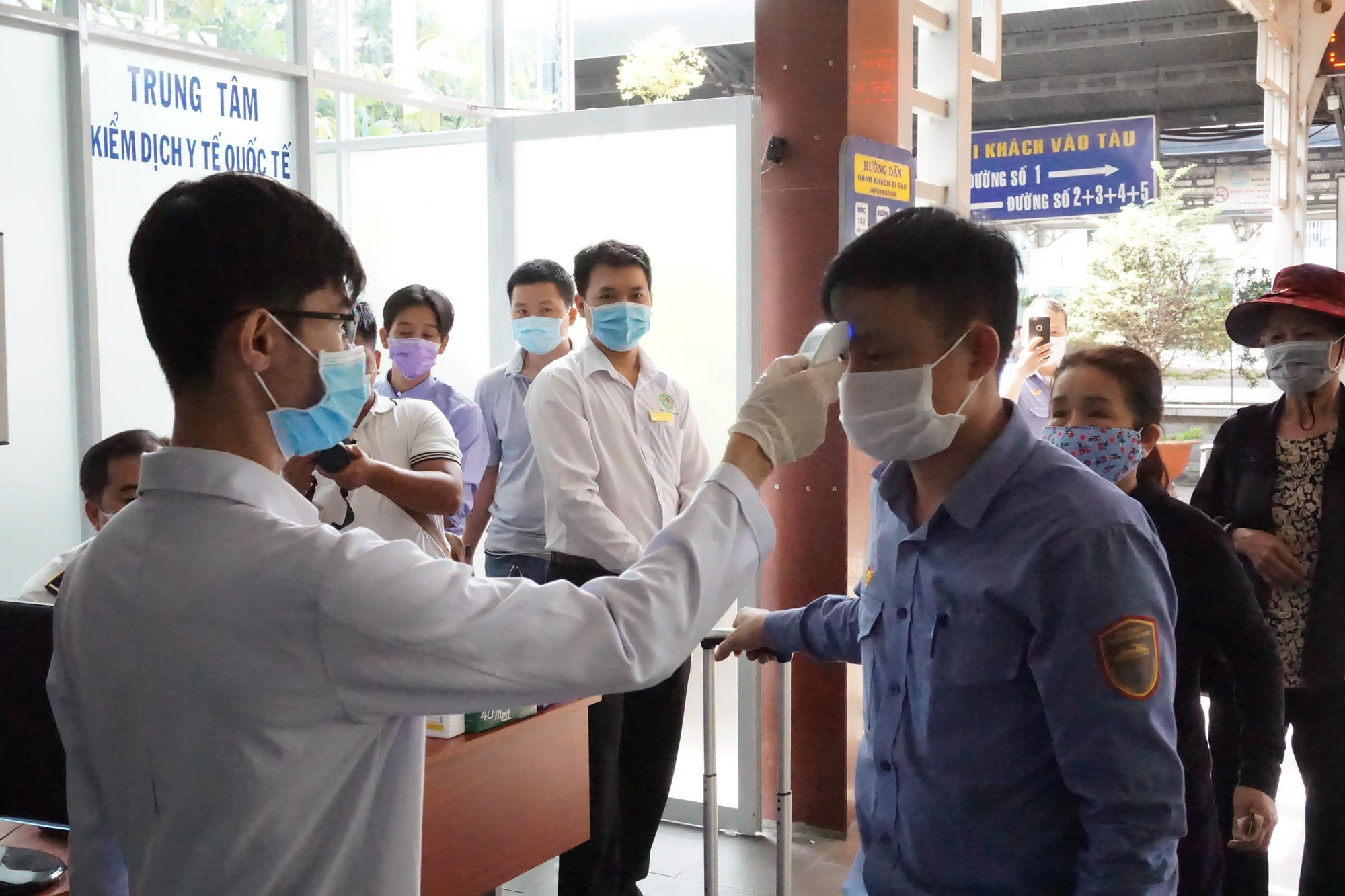 Passengers have their body temperatures measured at the Saigon Railway Station in District 3, Ho Chi Minh City. Photo: Duc Phu / Tuoi Tre