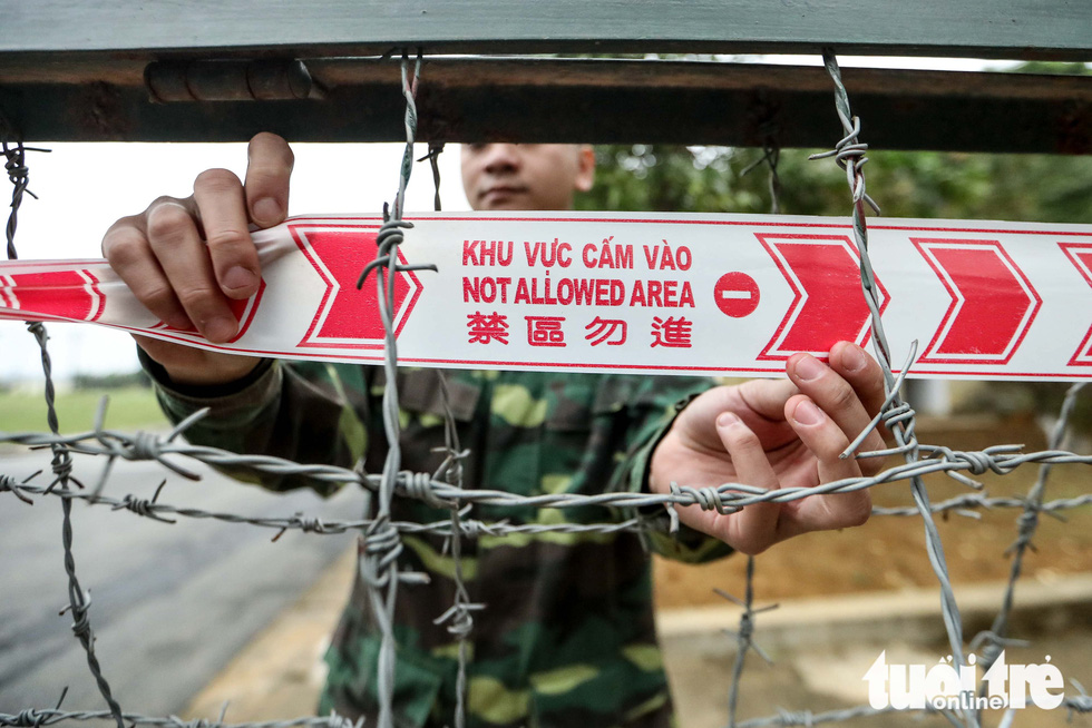 A 'Not allowed area' sign is put on a wire fence at the 59th Infantry Regiment in Chuong My District, Hanoi, on February 6, 2020. Photo: Nguyen Khanh / Tuoi Tre