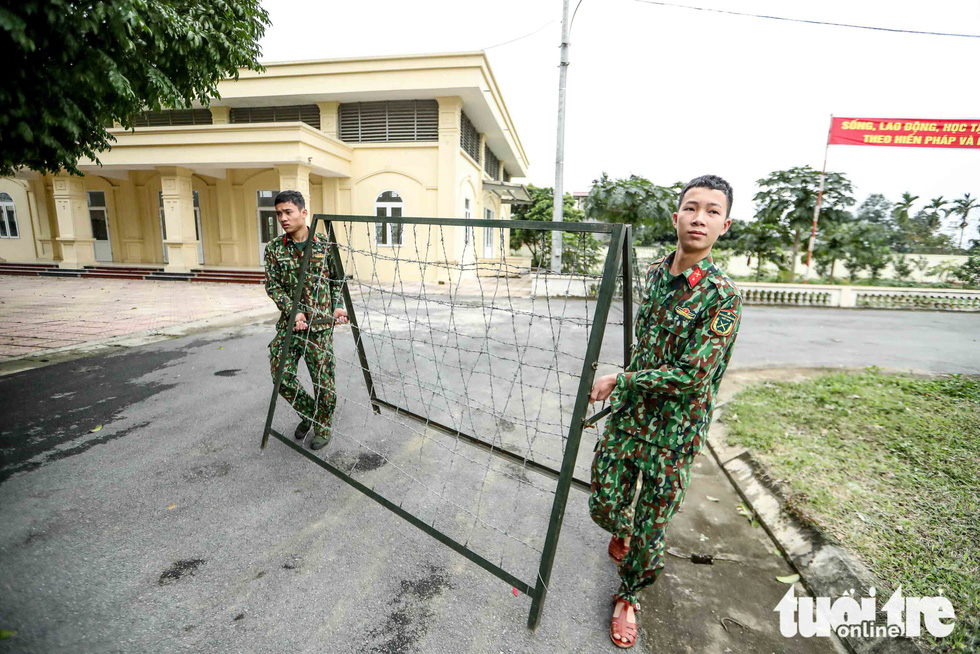 Military officers carry a mobile securities barrier at the 59th Infantry Regiment in Chuong My District, Hanoi, on February 6, 2020. Photo: Nguyen Khanh / Tuoi Tre