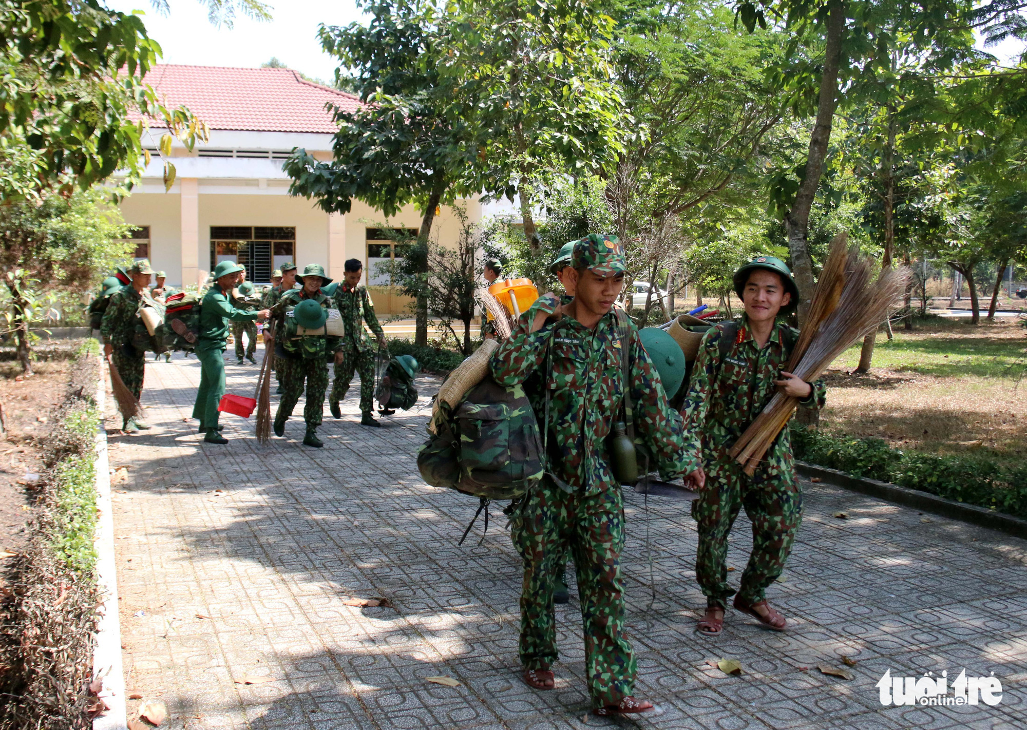 Military officers are mobilized to provide assistance at the makeshift hospital in Cu Chi District. Photo: Ngoc Hien / Tuoi Tre