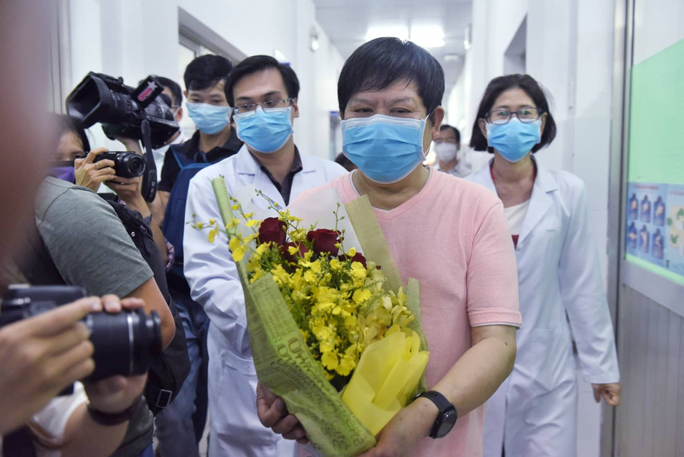 7th COVID-19 patient, a Chinese, walks out of hospital, thanks Vietnam doctors