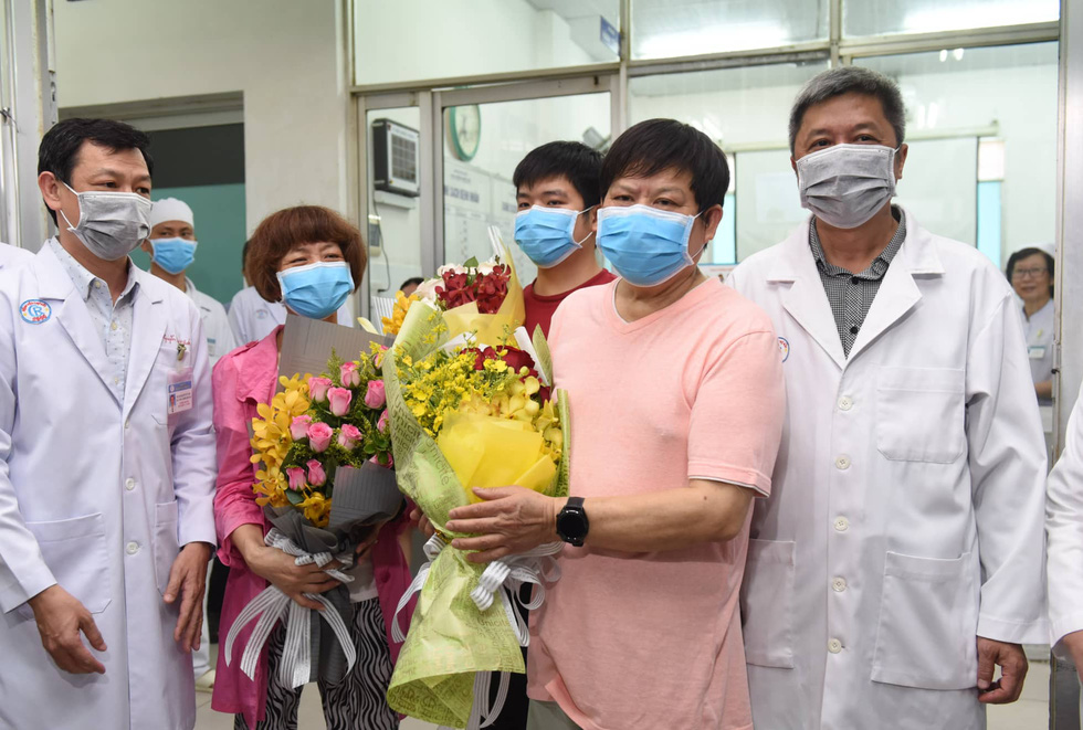 Li Ding (second right), his son (middle), and his wife (second left) pose for a picture at Cho Ray Hospital in Ho Chi Minh City, Vietnam, February 12, 2020. Photo: Duyen Phan / Tuoi Tre