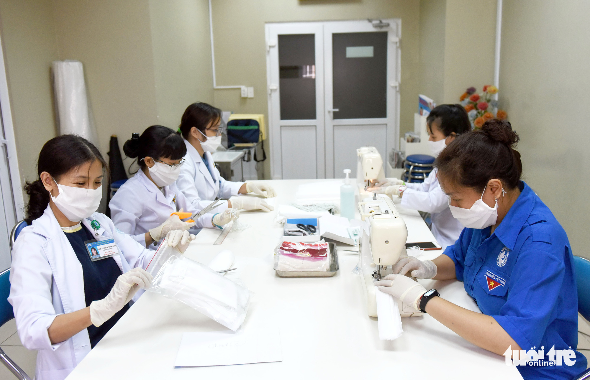 Medical staff at Tu Du Maternity Hospital in Ho Chi Minh City sew face masks during their lunch break, February 13, 2020. Photo: Duyen Phan / Tuoi Tre