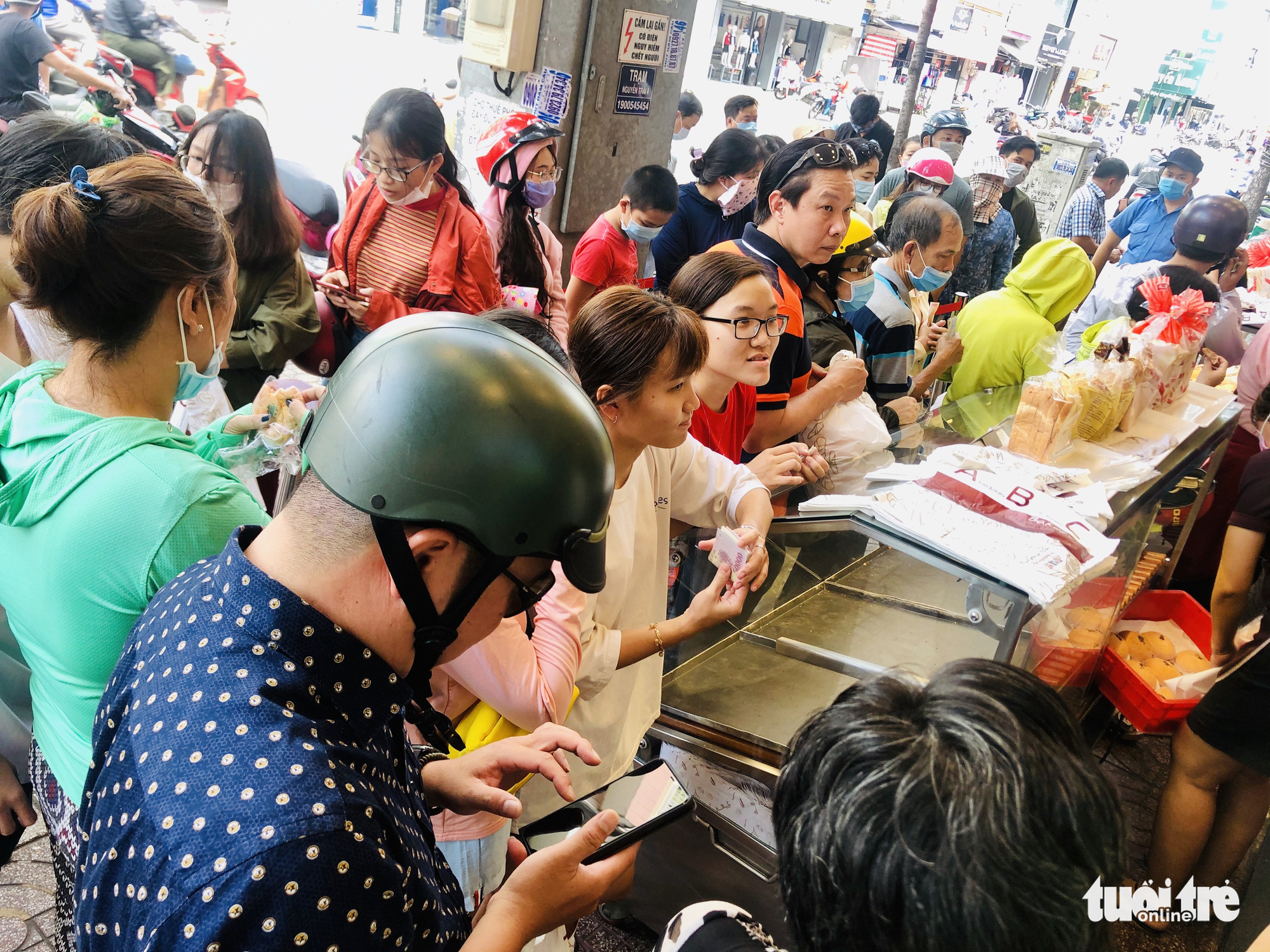 Customers queue to buy dragon fruit bread at an ABC Bakery store on Nguyen Trai Street in District 5, Ho Chi Minh City, February 16, 2020. Photo: Cong Trung / Tuoi Tre