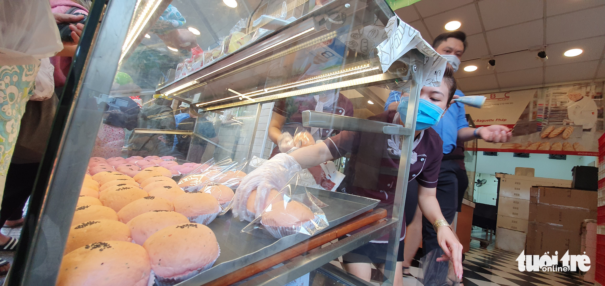 An employee is busy selling dragon fruit bread to customers at an ABC Bakery store on Nguyen Trai Street in District 5, Ho Chi Minh City, February 16, 2020. Photo: Cong Trung / Tuoi Tre