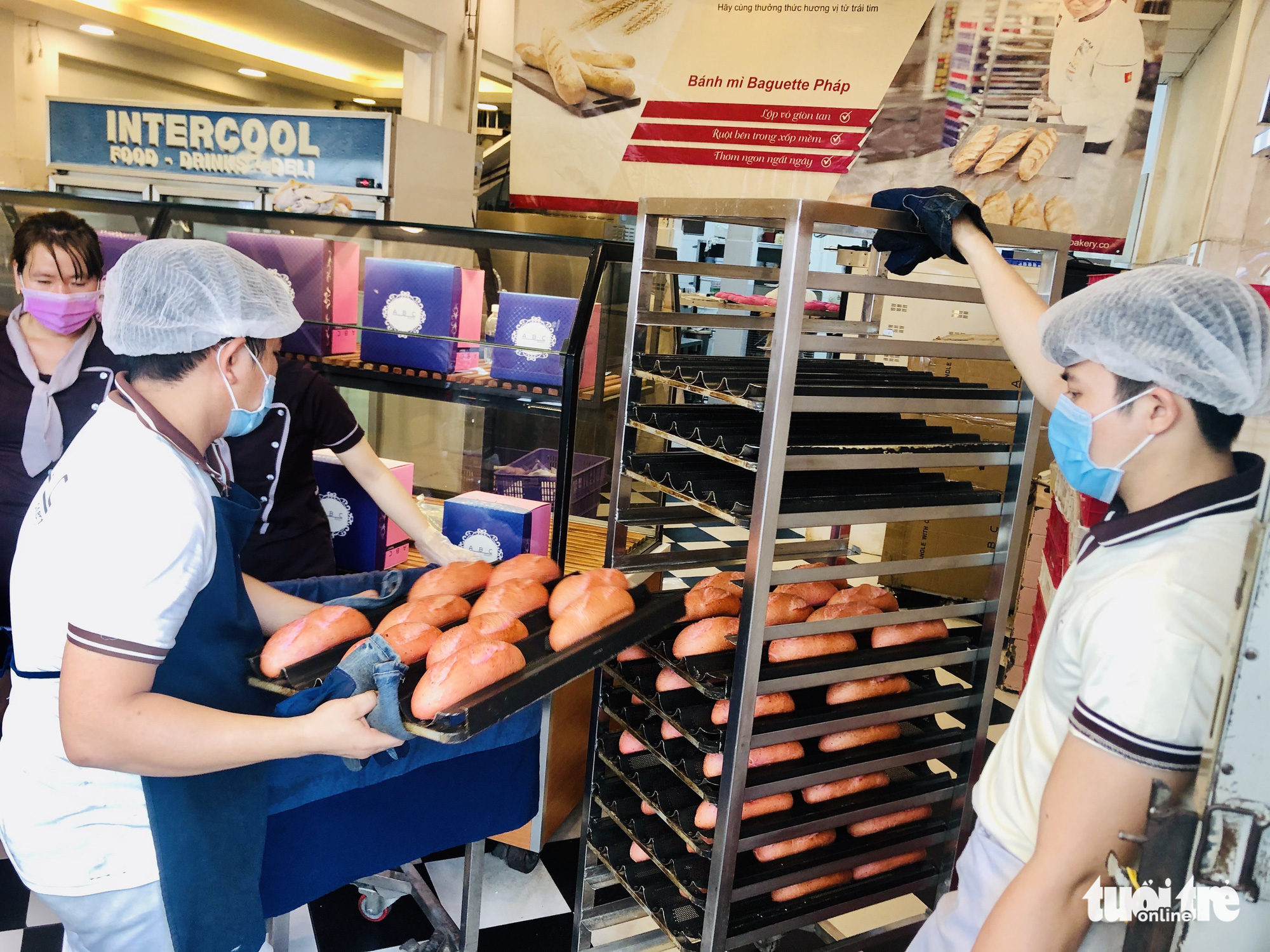 A baker brings freshly baked dragon fruit bread from the oven at a ABC Bakery store on Nguyen Trai Street in District 5, Ho Chi Minh City, February 16, 2020. Photo: Cong Trung / Tuoi Tre