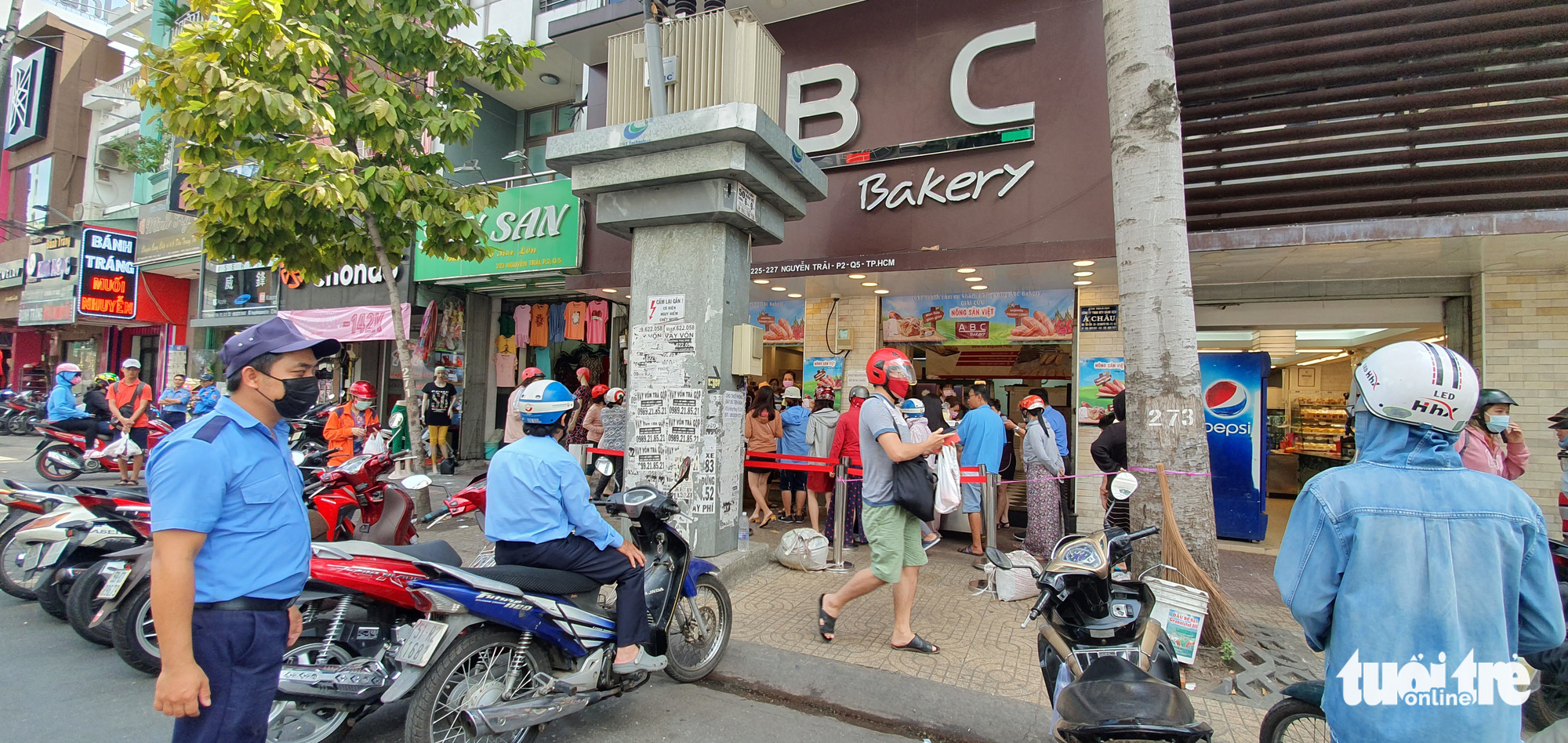 Customers queue to buy dragon fruit bread at an ABC Bakery store on Nguyen Trai Street in District 5, Ho Chi Minh City, February 16, 2020. Photo: Cong Trung / Tuoi Tre