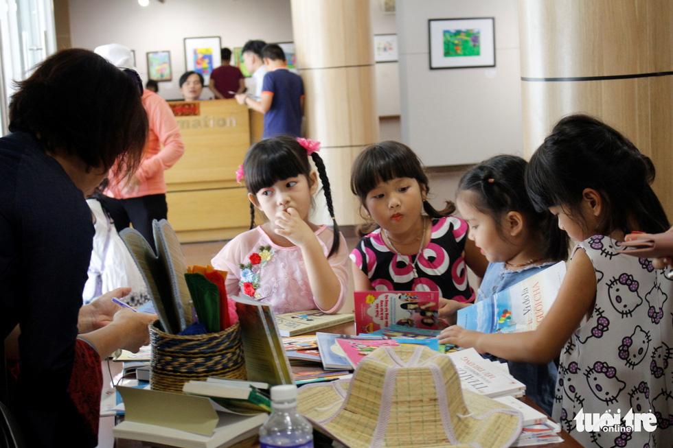 Children look at books at a museum in Da Nang, central Vietnam. Photo: Doan Nhan / Tuoi Tre