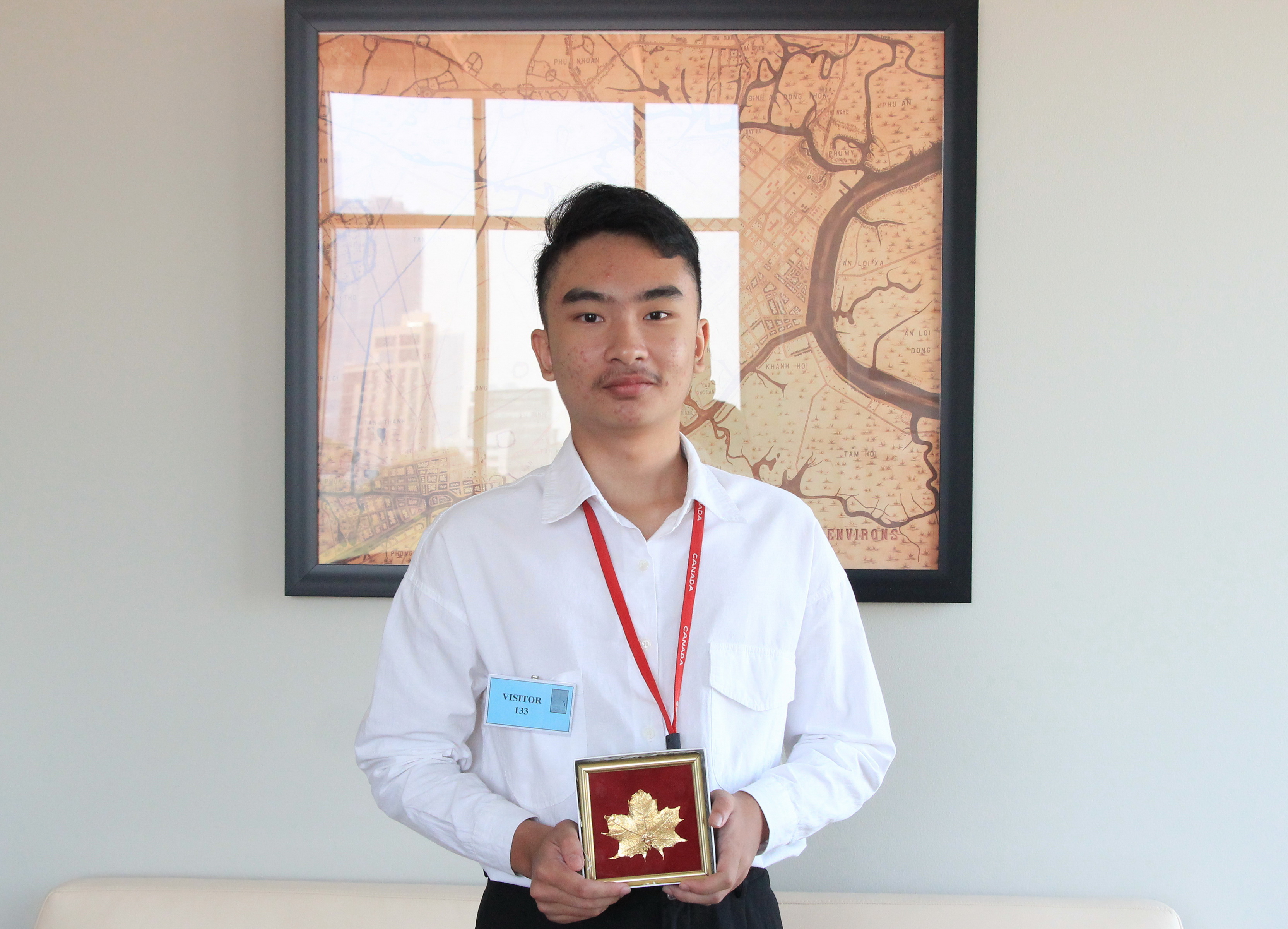 Ninth grader Le Huy Tuan, winner of “Consul General for a Day” competition, posed to local media when he comes to the Consul General of Canada in Ho Chi Minh City to receive his 'duty' on February 19,2020. Photo: Dong Nguyen/Tuoi Tre News
