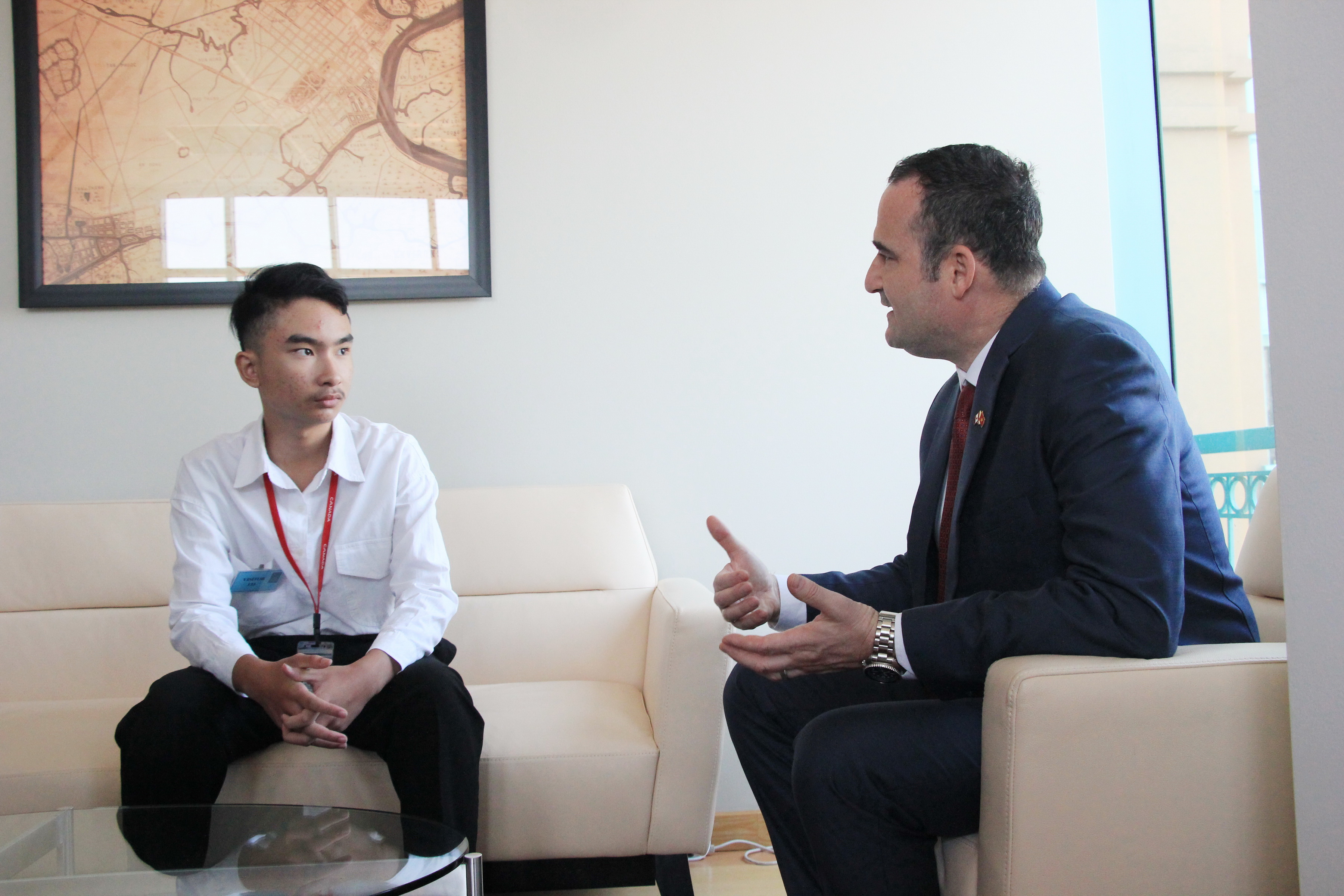 Canadian Consul General Kyle Nunas talks to Le Huy Tuan when he comes to the Consul General of Canada in Ho Chi Minh City to receive his 'duty' on February 19, 2020. Photo: Dong Nguyen/Tuoi Tre News