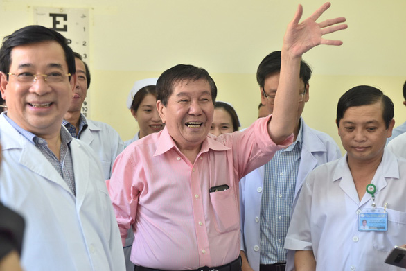 Vietnamese-American COVID-19 patient Ta Hoa Kien waves upon his discharge from the Ho Chi Minh City Hospital for Tropical Diseases in District 5, February 21, 2020 Photo: Duyen Phan / Tuoi Tre