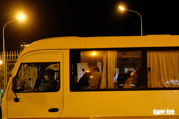 A bus carries 20 South Korean visitors to Da Nang International Airport, located in the central Vietnamese city of Da Nang, to have them sent home as a precaution against the spread of the COVID-19 epidemic, February 25, 2020. Photo: Tan Luc / Tuoi Tre