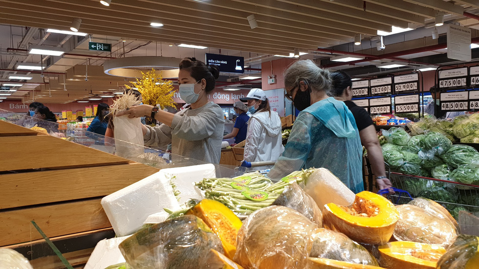 People wear face masks while shopping at a Co.opmart supermarket in Phu Nhuan District, Ho Chi Minh City, on March 1, 2020. Photo: Bong Mai / Tuoi Tre