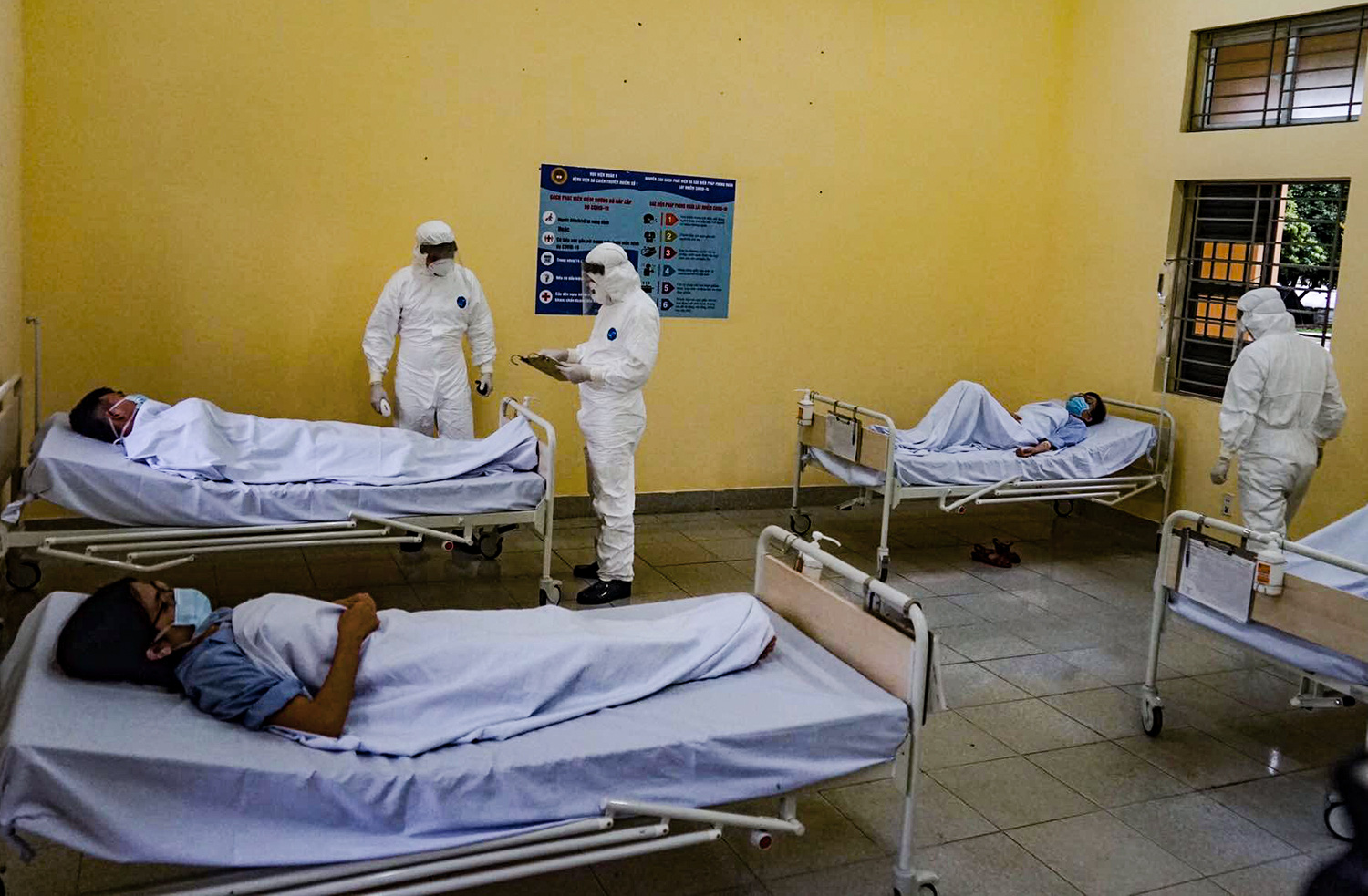 Doctors treat a patient at a makeshift hospital during an exercise for COVID-19 prevention in Hanoi, March 4, 2020. Photo: D.A. / Tuoi Tre