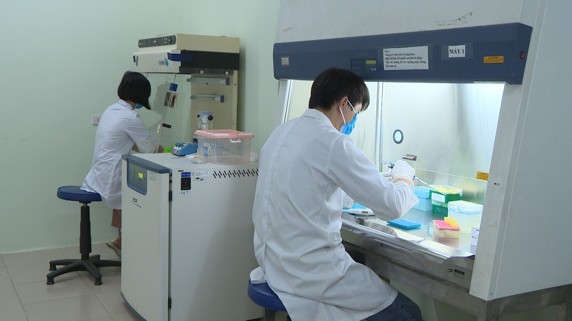 A test kit for SARS-CoV-2 is developed at the Institute of Biotechnology, managed by the Vietnam Academy of Science and Technology. Photo: Nguyen Phuong / Tuoi Tre
