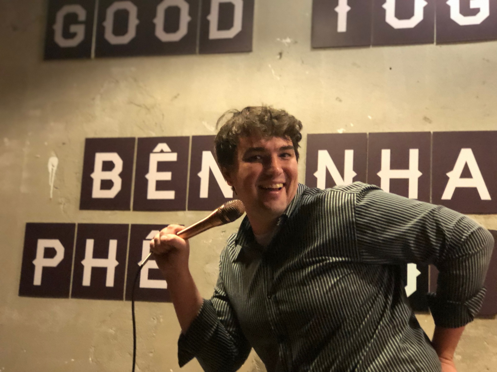 American stand-up comedian Ben Betterby performs at a coffee shop in Ho Chi Minh City, Vietnam. Photo: Hong Van / Tuoi Tre News