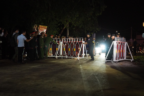 Functional forces remove barriers previously deployed around Son Loi Commune, Binh Xuyen District in Vinh Phuc Province, Vietnam at 12:00 am on March 4, 2020. Photo: Vu Tuan / Tuoi Tre