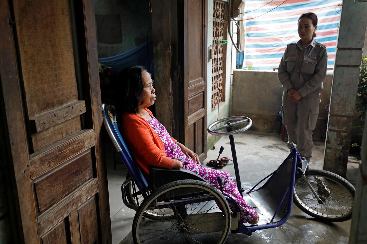 Hoang Thi Hoa (L), who lost both legs and an arm due to unexploded ordnance (UXO) during the Vietnam War, and her daughter Nguyen Thi Ha Lan, a member of all-female landmines clearance team, talk at their house in Quang Tri province, Vietnam March 4, 2020. Picture taken March 4, 2020. Photo: Reuters
