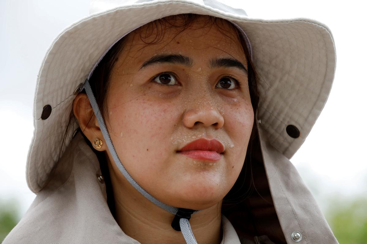 Tran Hoang Yen, a member of all-female landmines clearance team, detects unexploded ordnances on a field in Quang Tri province, Vietnam March 4, 2020. Picture taken March 4, 2020. Photo: Reuters