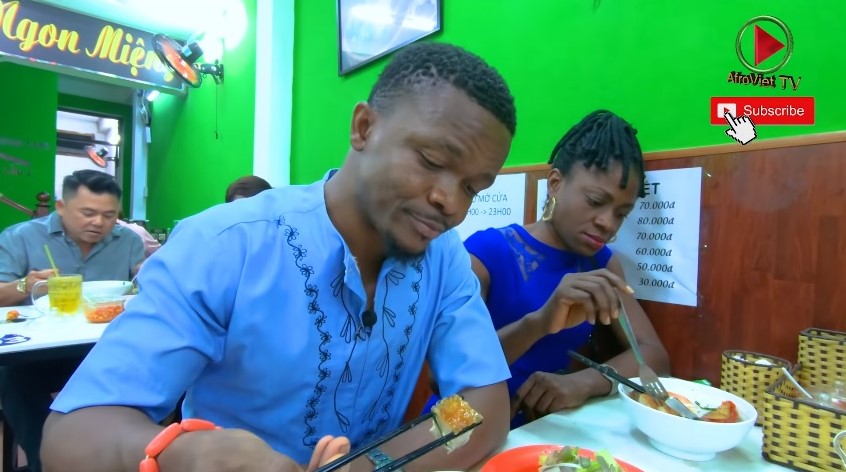 In a video on Afro Viet TV, Nnadozie Uzor Nadis takes his cousin who visited from Nigerian to try bun mam (a delicacy from Mekong Delta) in a restaurant in Ho Chi Minh City