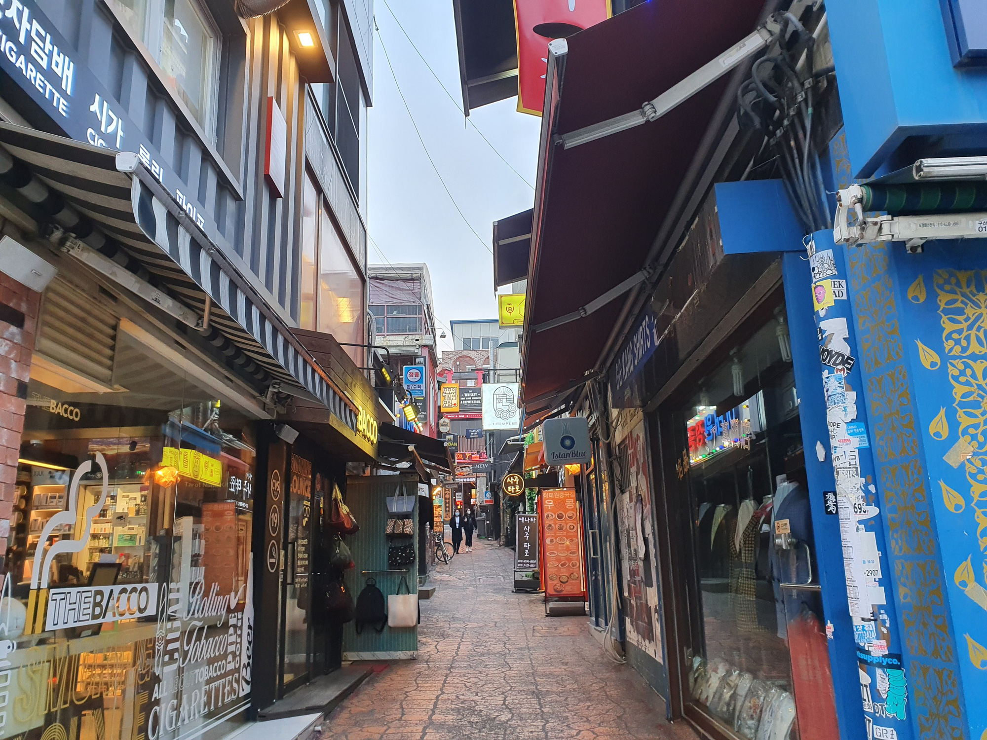 Due to the impact of the COVID-19 epidemic in South Korea, stores in Itaewon opens later than usual. The stores are often open from afternoon until morning so the streets are quite empty during the day. Photo: Le Dung / Tuoi Tre