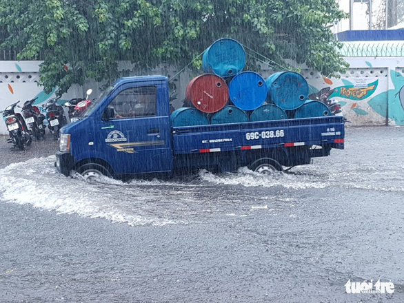 A mini-truck struggles through floodwater after a downpour in Ca Mau City, Ca Mau Province, Vietnam, March 10, 2020. Photo: Thanh Minh / Tuoi Tre