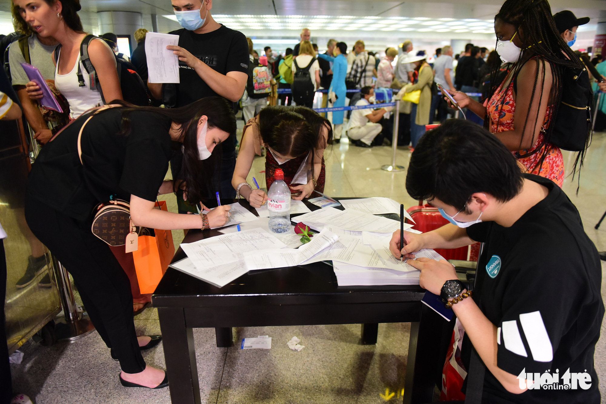 International arrivals fill out medical declaration forms at Tan Son Nhat International Airport in Ho Chi Minh City. Photo: Quang Dinh / Tuoi Tre