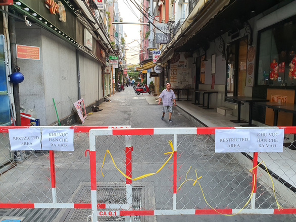 Alley No. 40 on Bui Vien Street, District 1, Ho Chi Minh City is locked down because a COVID-19 patient once stayed here. Photo: Le Phan / Tuoi Tre