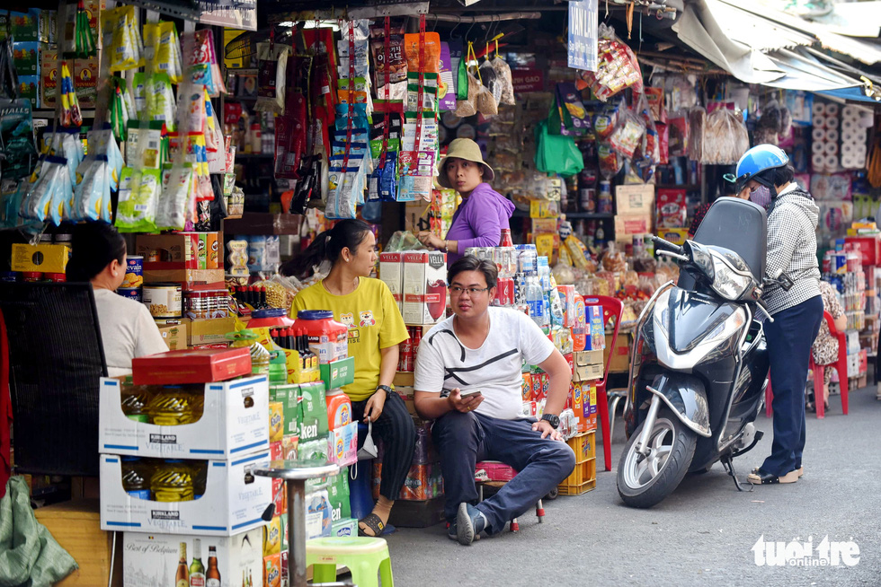 Sellers are spotted not wearing face masks at the tourist-jammed Ton That Dam Market in District 1, Ho Chi Minh City, Vietnam, March 16, 2020. Photo: Duyen Phan / Tuoi Tre