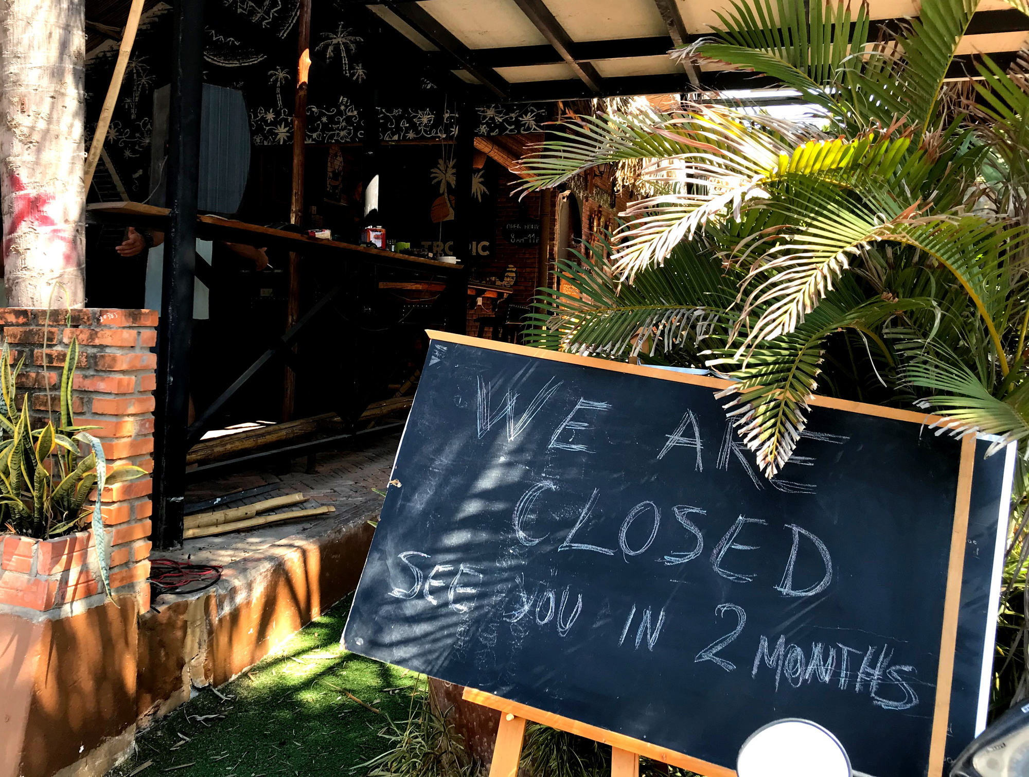 A closure sign in English is seen outside a bar-cafe in Mui Ne, Binh Thuan Province, Vietnam, March 15, 2020. Photo: Son Lam / Tuoi Tre