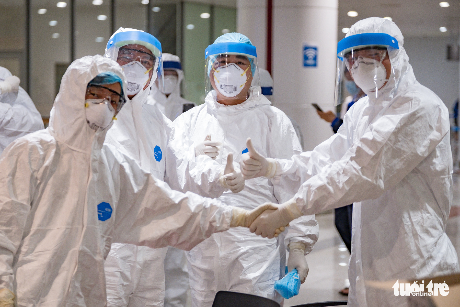 Health workers wears protective suit and gears while performing duty at Noi Bai International Airport in Hanoi, Vietnam, March 18, 2020. Photo: Nam Tran / Tuoi Tre