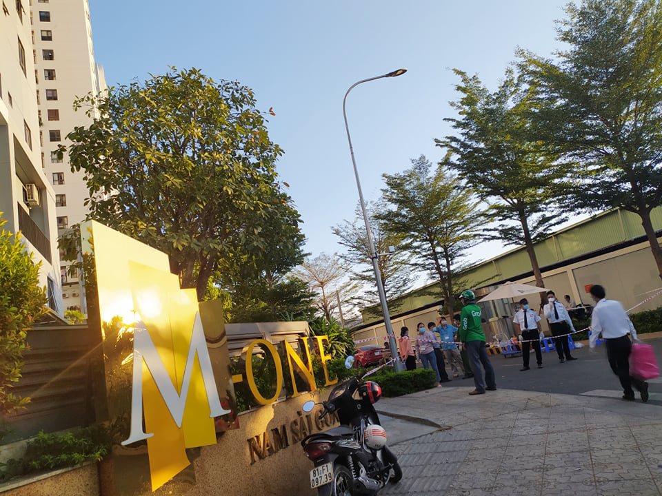 The M-One Saigon South condominium in Tan Kieng Ward, District 7, Ho Chi Minh City is on lockdown on March 19, 2020. Photo: Hoang An / Tuoi Tre