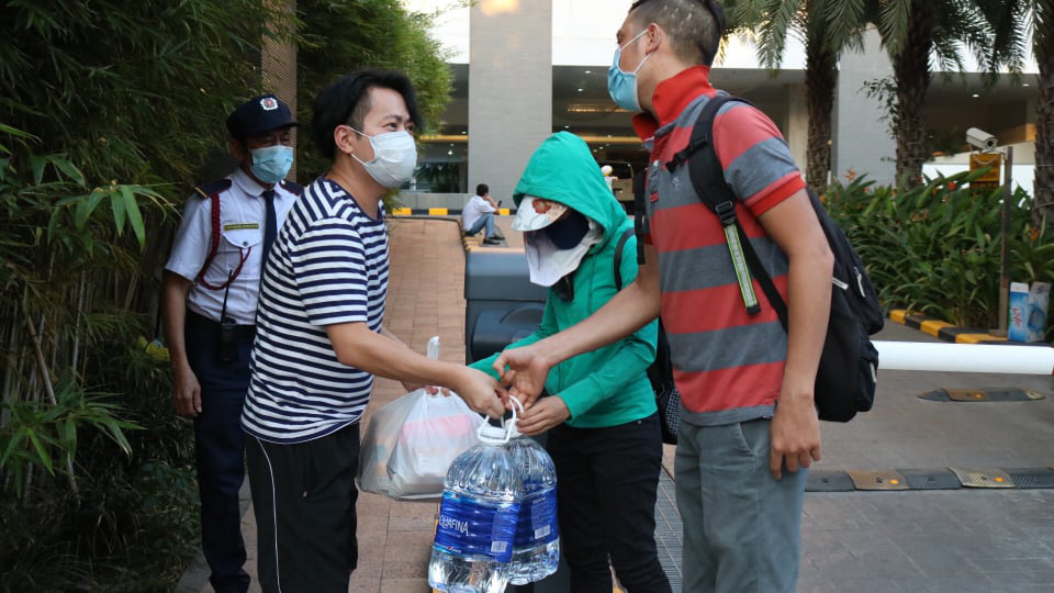 Residents at The Ascent condominium in Thao Dien Ward, District 2, Ho Chi Minh City receive food and water from the outside during a lockdown on March 19, 2020. Photo: Hoang An / Tuoi Tre