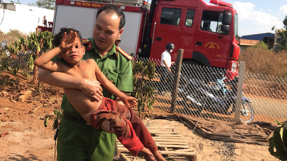 A police officer holds seven-year-old Puih Phong after taking him out of a hollow utility pillar in Blang 1 Village, Ia Der Commune, in Ia Grai District, the Central Highlands province of Gia Lai, March 20, 2020. Photo: Van Giang / Tuoi Tre