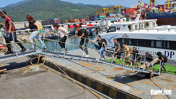 People disembark from a Greenlines DP fast ferry in the central Vietnamese city of Da Nang, March 2020. Photo: T.S.H. / Tuoi Tre