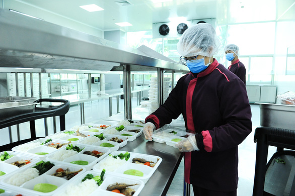 A SASCO ISC staff member prepares meals for medical workers at Tan Son Nhat International Airport in this undated photo. Photo: T.Giang / Tuoi Tre