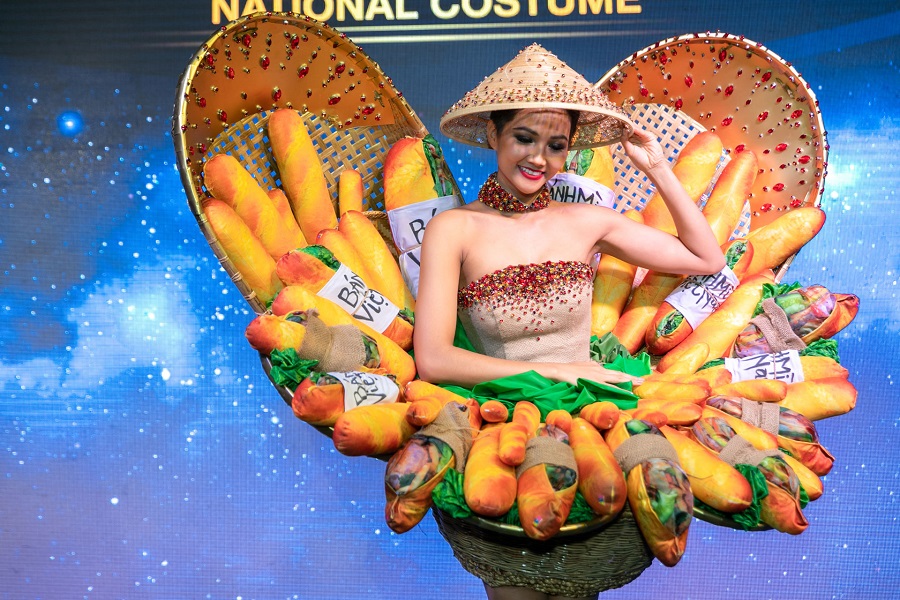 Miss Universe Vietnam 2017 H’Hen Nie dons the “banh mi” costume at a press meeting in Ho Chi Minh City November 21, 2018. Photo: Tuoi Tre