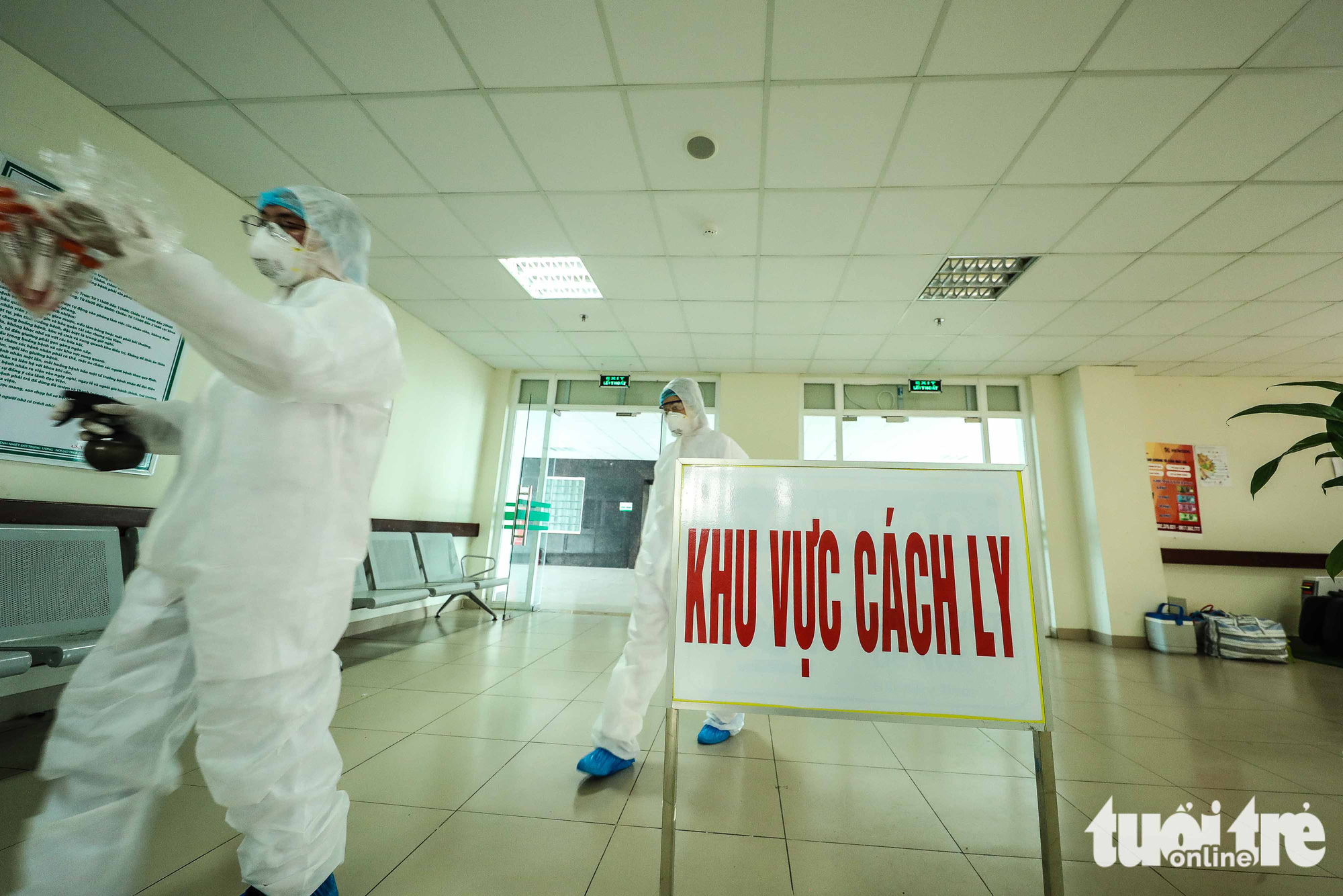 Patients who are in good health are treated at an isolation area on the sixth floor of a branch of the National Hospital for Tropical Diseases in Dong Anh District in Hanoi, Vietnam. Photo: Nguyen Khanh / Tuoi Tre