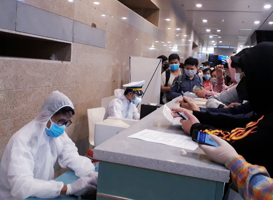 Vietnamese citizens fill out health declaration forms at Can Tho International Airport in Can Tho City, Vietnam, March 24, 2020. Photo: Khuong Xuan / Tuoi Tre