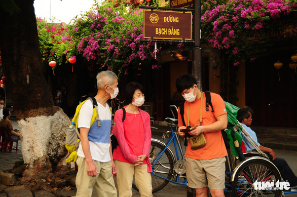 Tourists are seen with their face masks on while visiting the central city of Hoi An on March 17, 2020. Photo: B.D/ Tuoi Tre