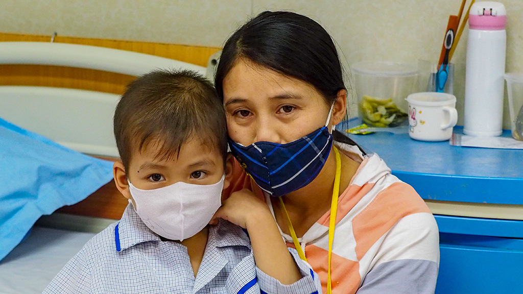 Hoang Thi Loan (right) with her son, a seven-year-old suffering form Thalassemia, at the Hanoi-based National Institute of Hematology and Blood Transfusion. Photo: Vu Tuan / Tuoi Tre.