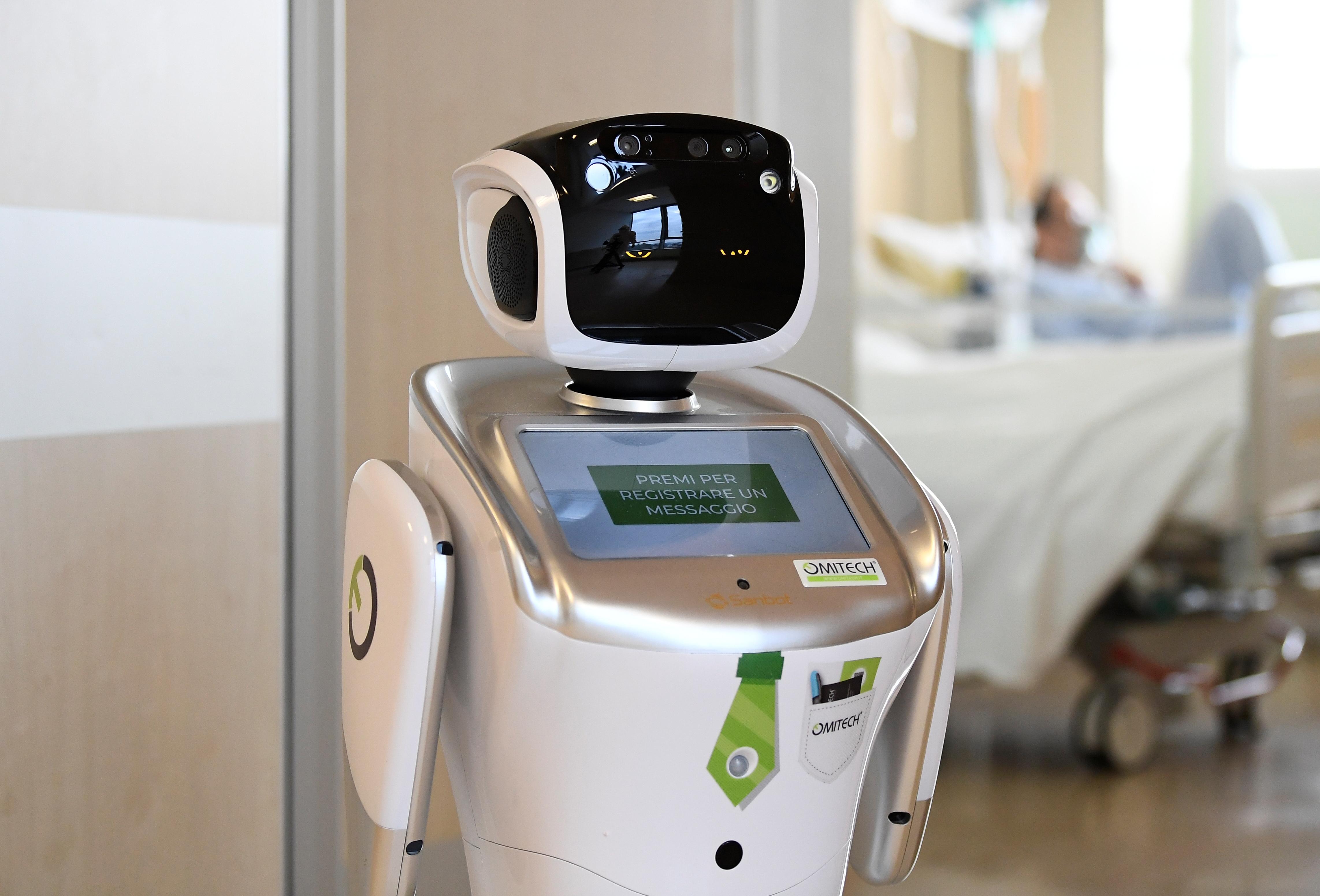 A robot helping medical teams treat patients suffering from the coronavirus disease (COVID-19) is pictured at the corridor, in the Circolo hospital, in Varese, Italy April 1, 2020. Photo: Reuters
