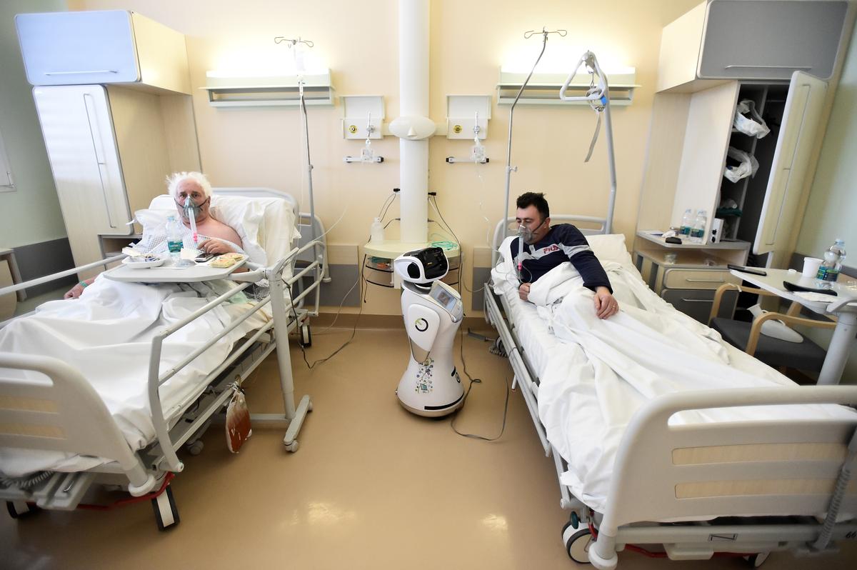 A robot helping medical teams treat patients suffering from the coronavirus disease (COVID-19) is pictured at a patient's room, in the Circolo hospital, in Varese, Italy April 1, 2020. Photo: Reuters