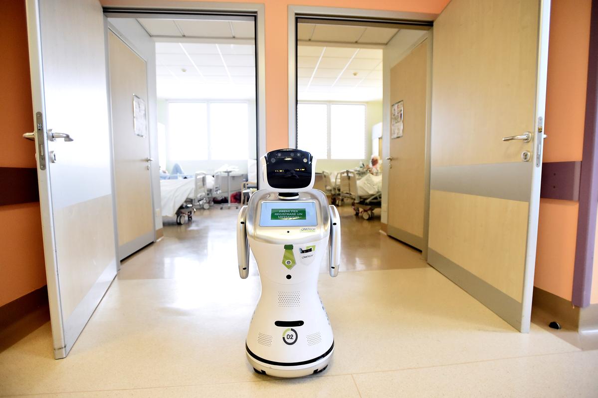 A robot helping medical teams treat patients suffering from the coronavirus disease (COVID-19) is pictured at the corridor, in the Circolo hospital, in Varese, Italy April 1, 2020. Photo: Reuters