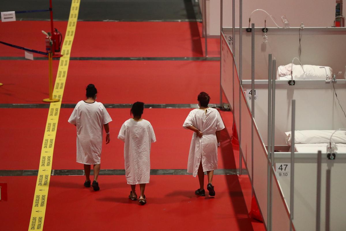 Patients walk through the hall of a temporary hospital inside IFEMA conference centre, amid the coronavirus disease (COVID-19) outbreak, in Madrid, Spain, April 2, 2020. Photo: Reuters