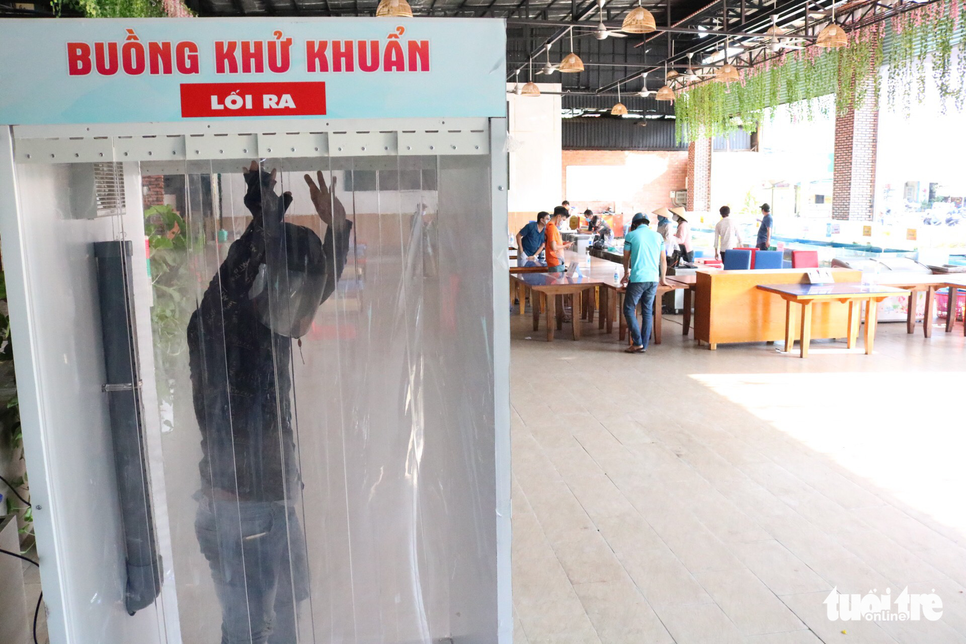 A disinfection chamber is placed at the entrance of the store. Photo: Hoang An / Tuoi Tre