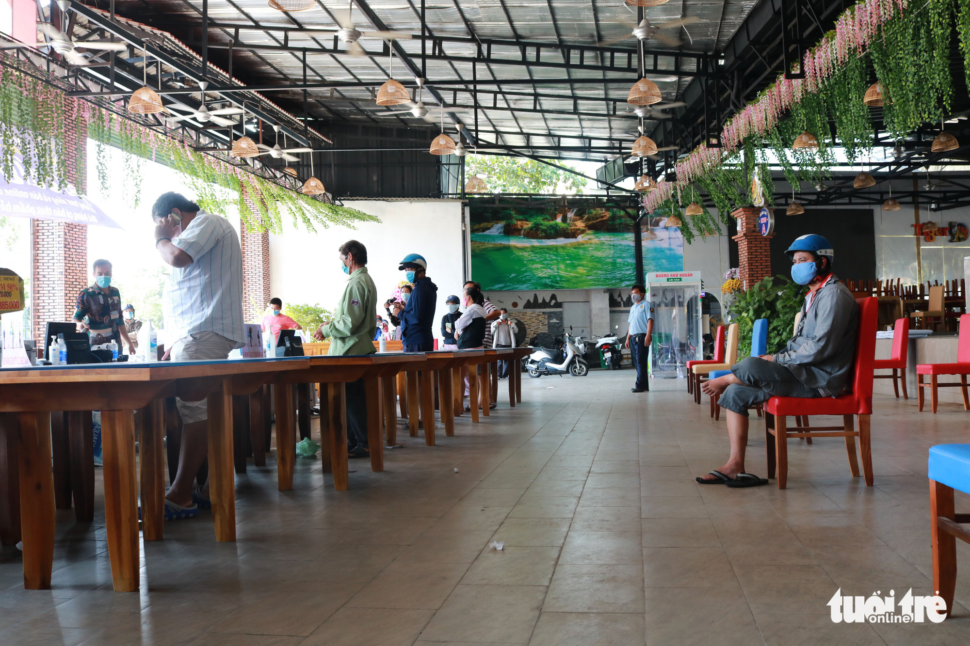 Tables and chairs are set up in a special way to make sure customers keep a safe distance from one another. Photo: Nhat Thinh / Tuoi Tre